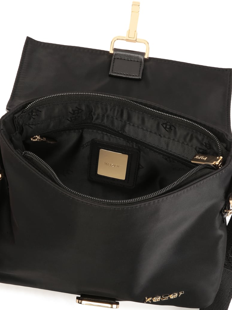 Kazar-Schwarze-Tasche-mit-Metallnieten-auf-der