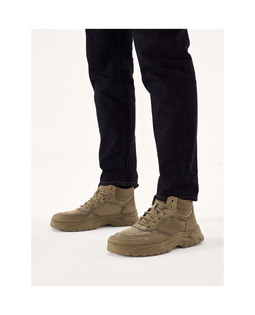 Kazar-Turnschuhe-mit-hohem-Schaft-auf-einer-er