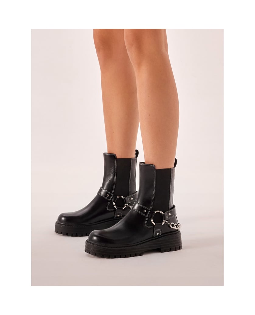 Kazar-Stiefel-mit-flacher-Sohle-und-Metall-Acc