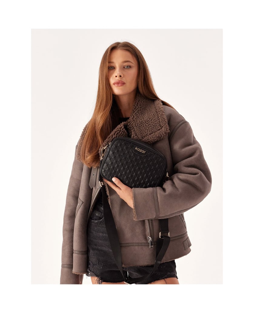 Kazar-Kleine-schwarze-Handtasche-an-einem-brei