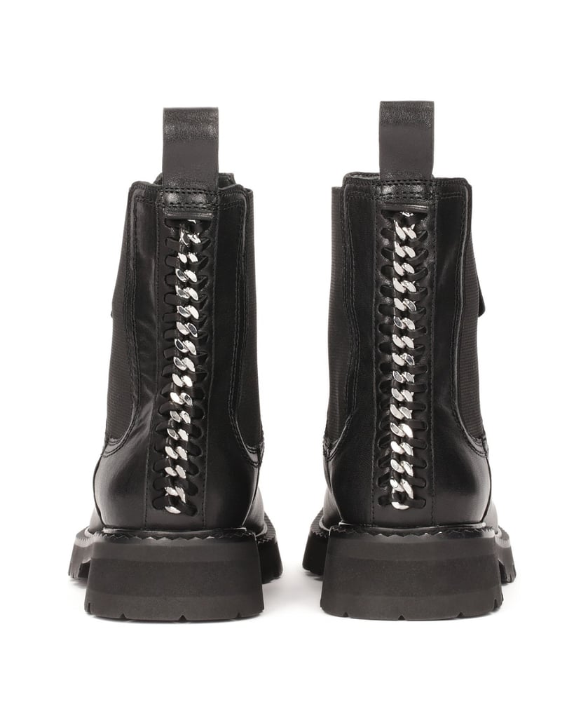 Kazar-Schlupfstiefel-mit-einer-Kette-auf-der-R