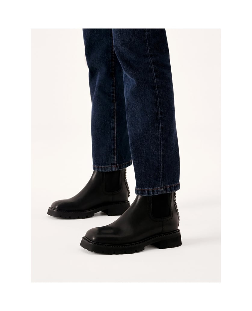 Kazar-Schlupfstiefel-mit-einer-Kette-auf-der-R