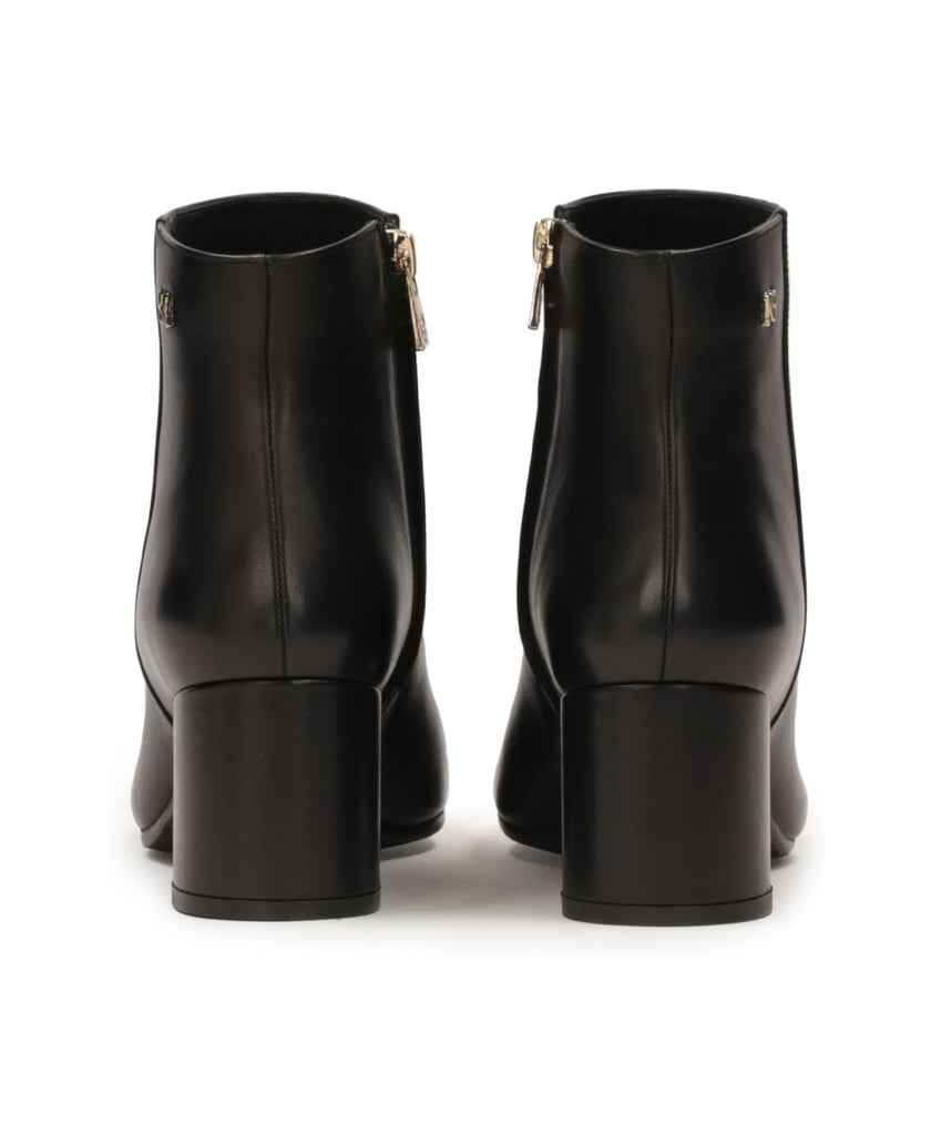 Kazar-Klassische-schwarze-Stiefel-an-einem-Pfo-schwarz