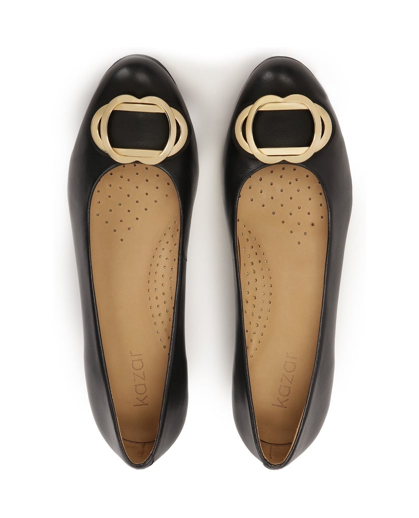 Kazar-Niedrige-Lederpumps-mit-Metallverzierung-schwarz