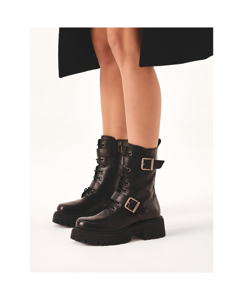 Kazar-High-boots-decorated-with-straps-with-buckles-černá