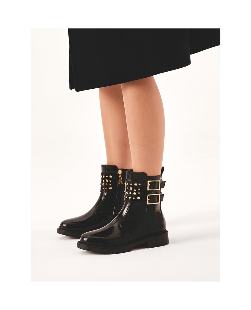 Kazar-Flat-boots-with-decorated-buckle-flap-černá