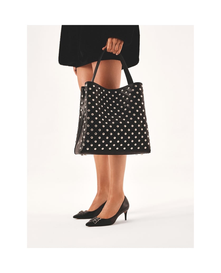 Kazar-Black-leather-handbag-decorated-with-round-rivets-čierna