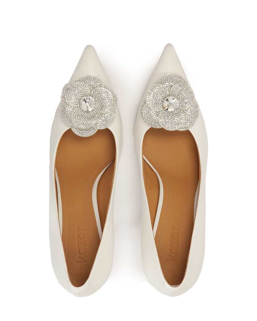 Kazar-Weiße-Lederpumps-mit-glitzernder-Blume-weiss