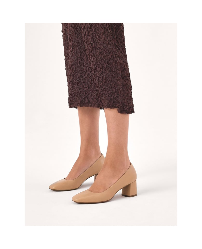 Kazar-Beige-pumps-on-a-post-béžová