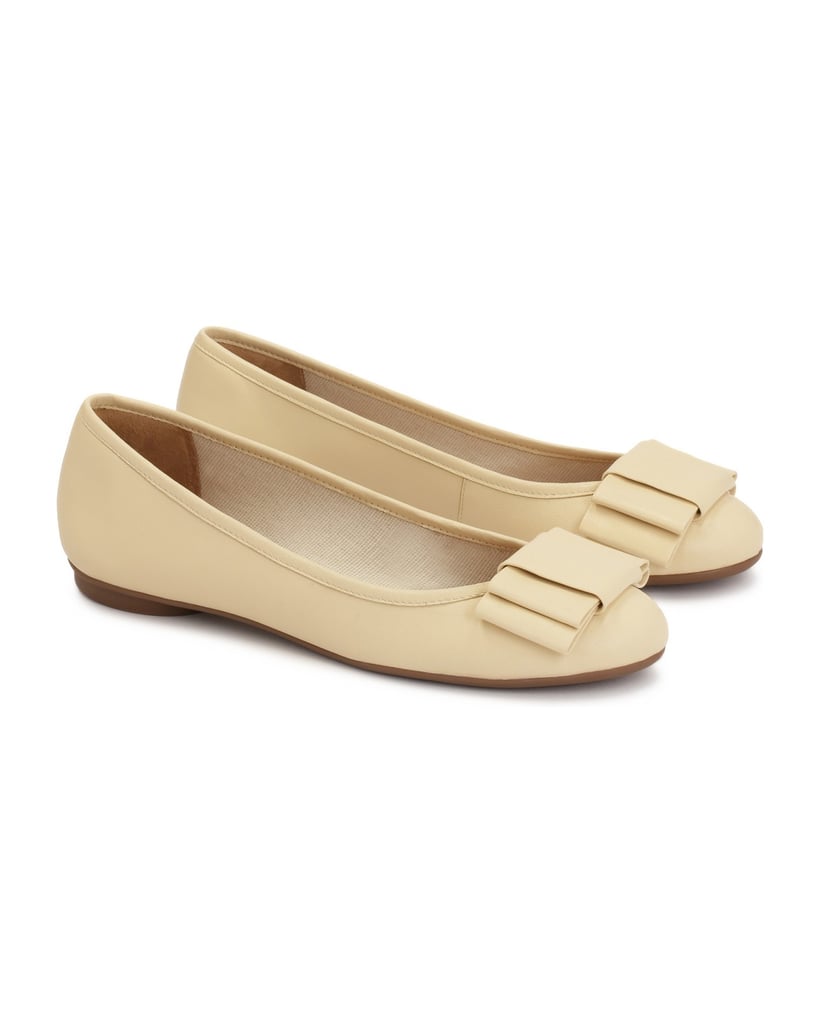 Kazar-Cremefarbene-Ballerinas-mit-einer-großen-weiss