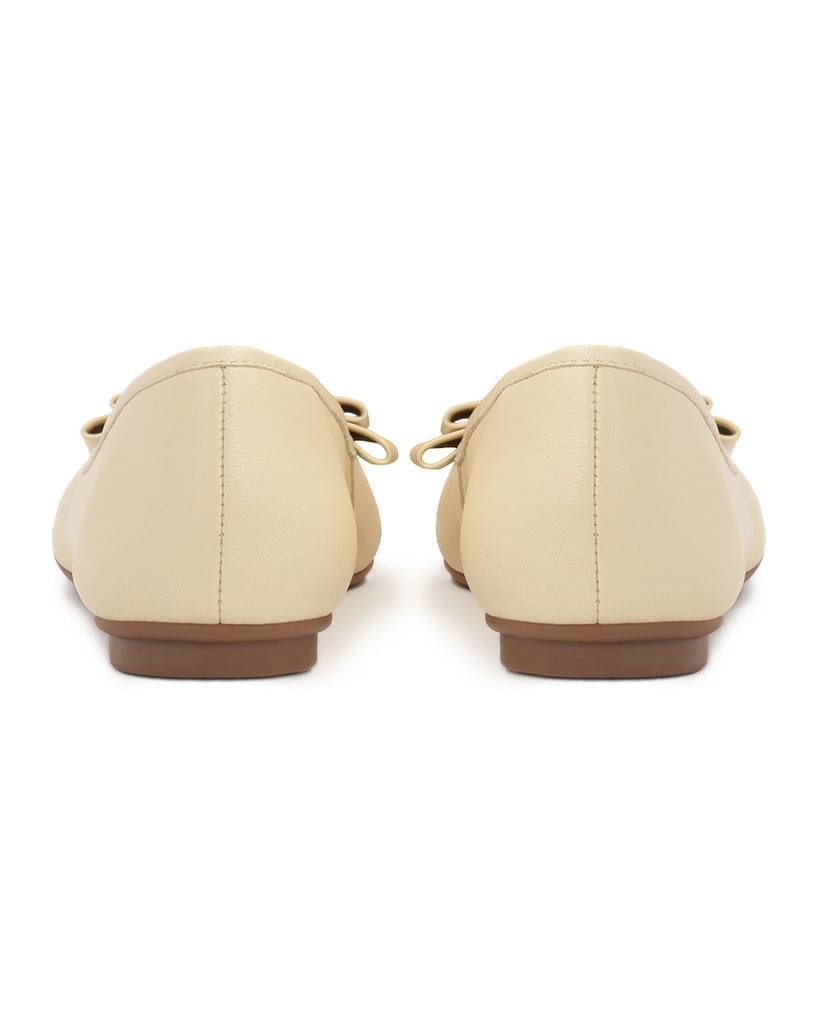 Kazar-Cremefarbene-Ballerinas-mit-einer-großen-weiss