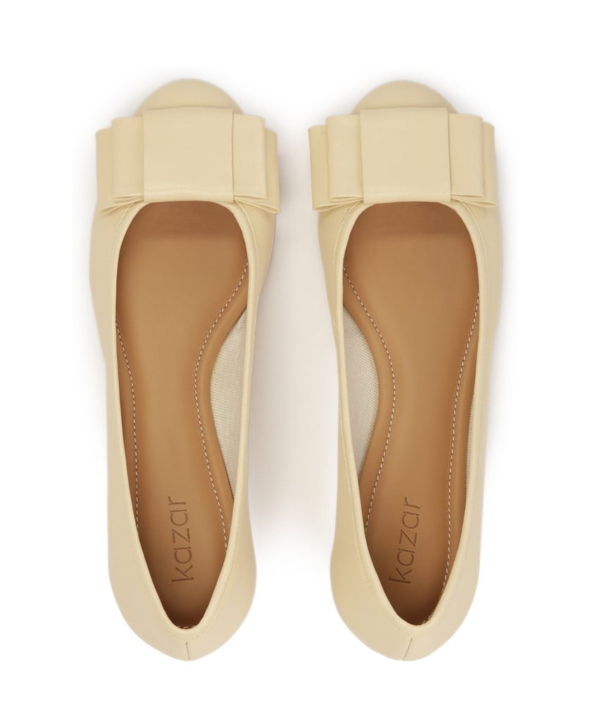 Kazar-Cremefarbene-Ballerinas-mit-einer-großen-weiss