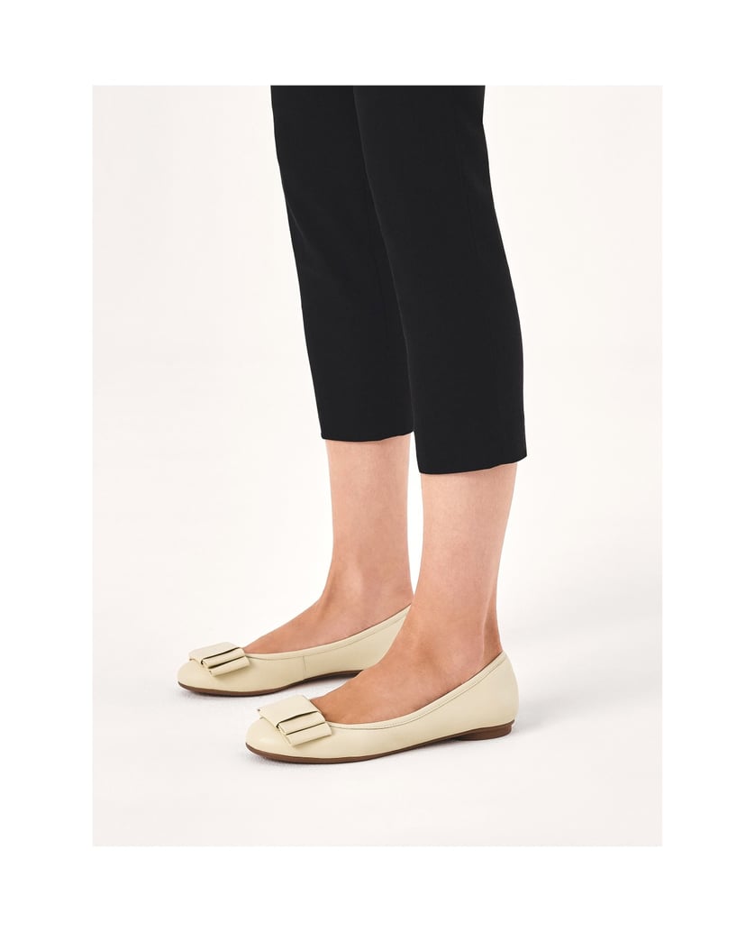 Kazar-Cremefarbene-Ballerinas-mit-einer-großen-weiss
