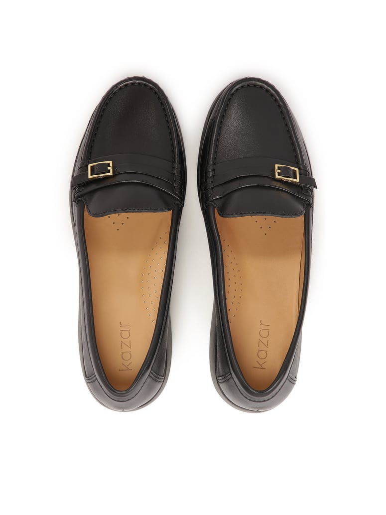 Kazar-Schwarze-Halbschuhe-auf-einer-erhöhten-S