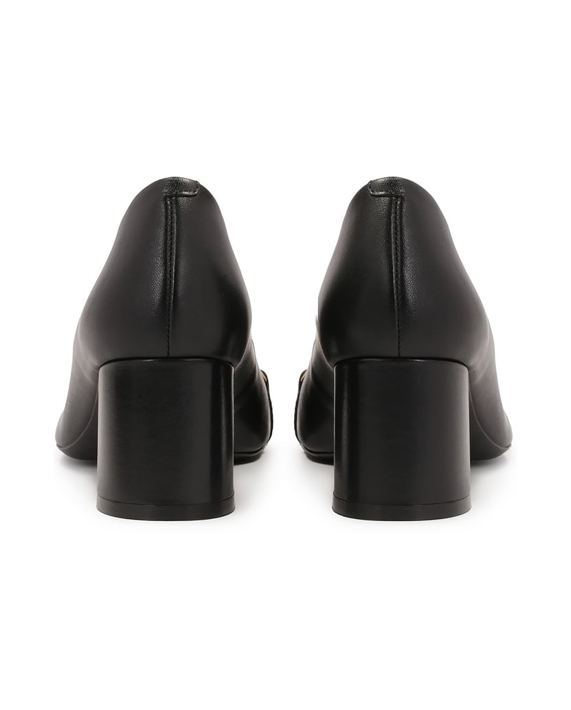 Kazar-Black-pumps-decorated-with-a-thick-chain-čierna