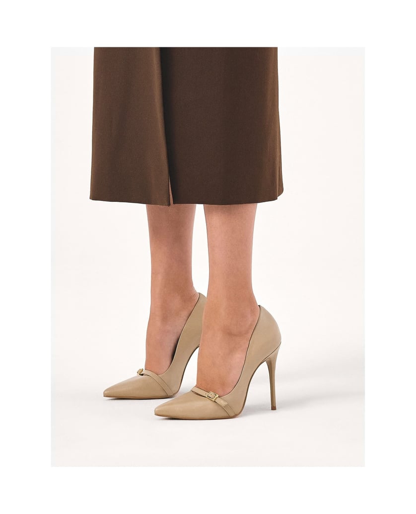 Kazar-Beigefarbene-Pumps-mit-Verzierung-auf-de-beige