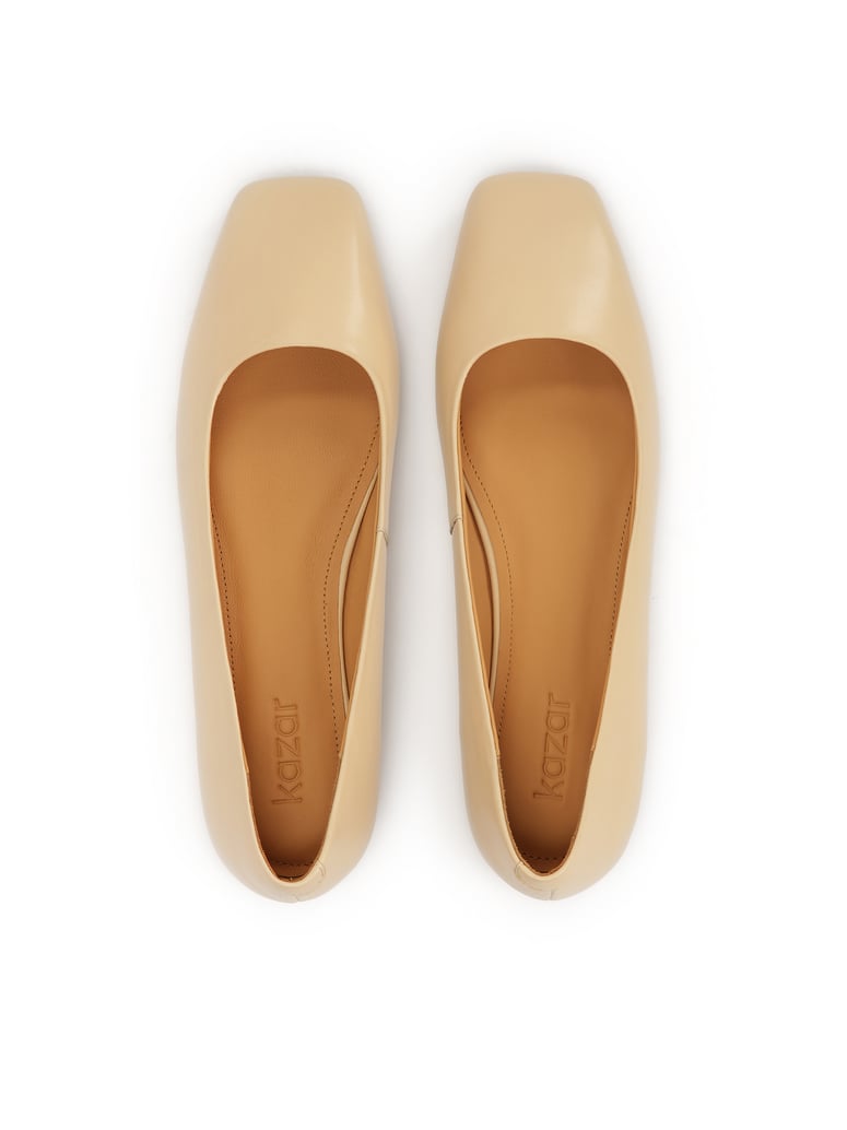 Kazar-Beigefarbene-Pumps-auf-flacher-Sohle