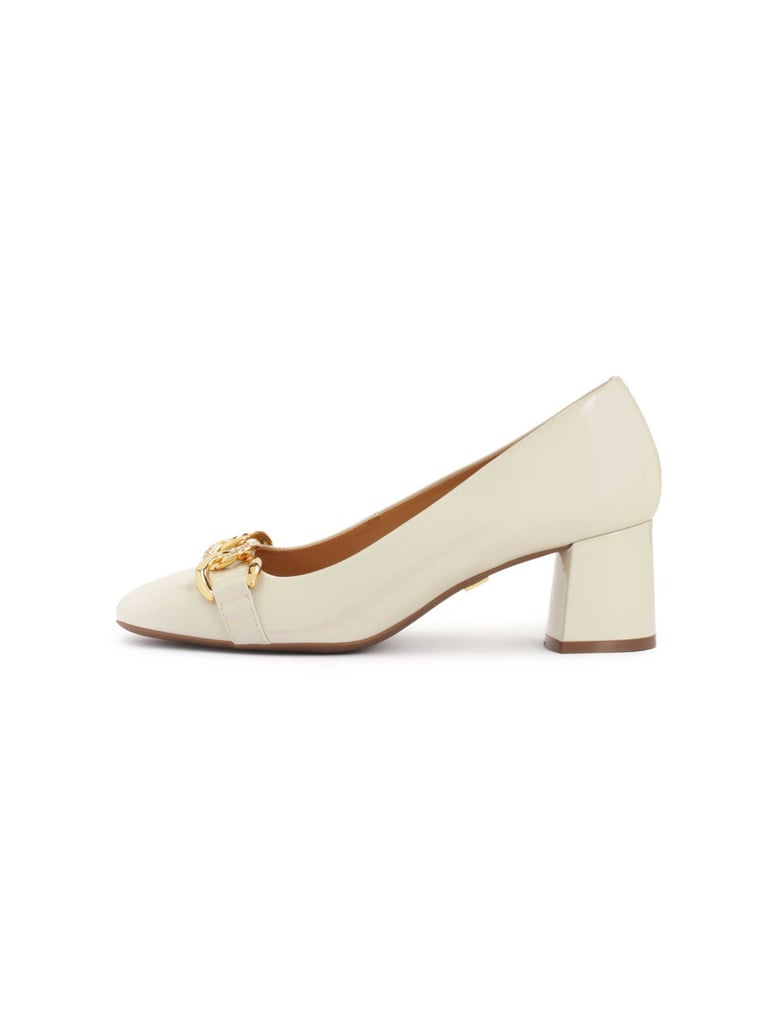 Kazar-Cremefarbene-lackierte-Pumps-mit-Metallv