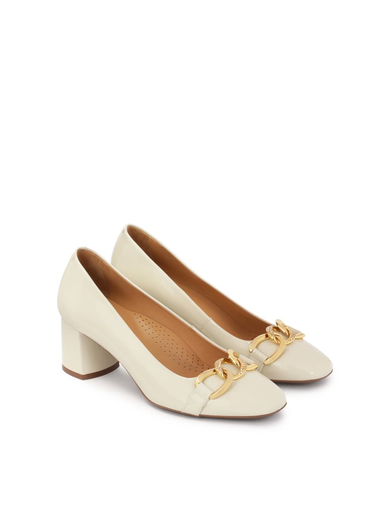 Kazar-Cremefarbene-lackierte-Pumps-mit-Metallv