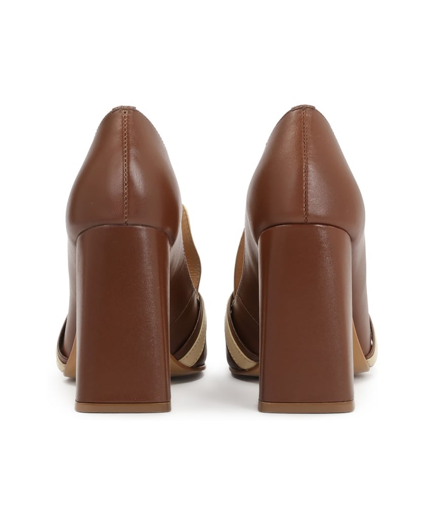 Kazar-Braune-und-beigefarbene-Pumps-an-einem-P-braun