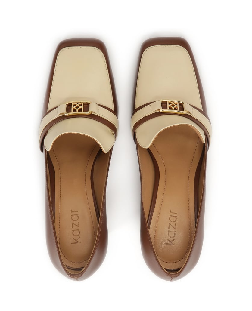 Kazar-Braune-und-beigefarbene-Pumps-an-einem-P-braun