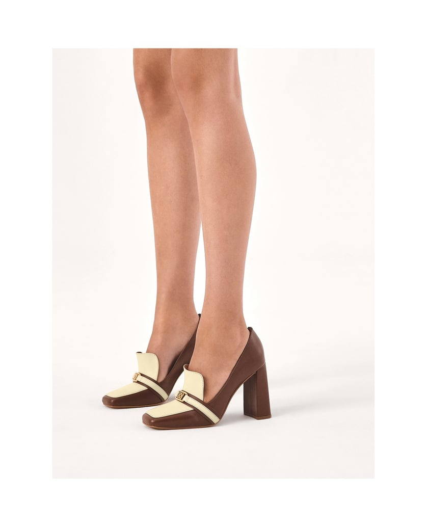 Kazar-Braune-und-beigefarbene-Pumps-an-einem-P-braun