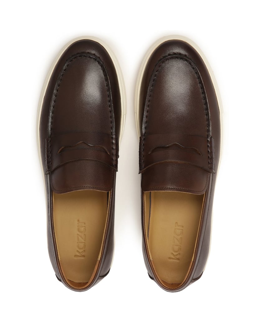 Kazar-Braune-Slip-on-Sneakers-mit-weißer-Sohle-braun