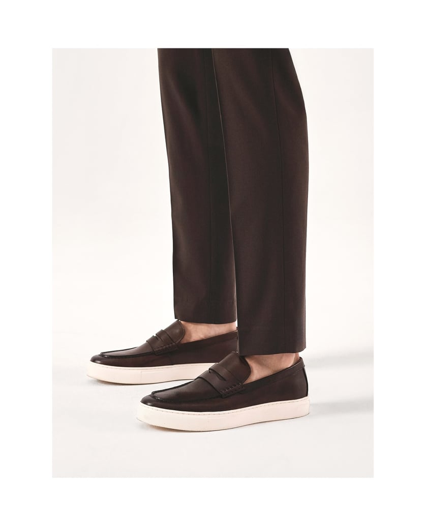 Kazar-Braune-Slip-on-Sneakers-mit-weißer-Sohle-braun