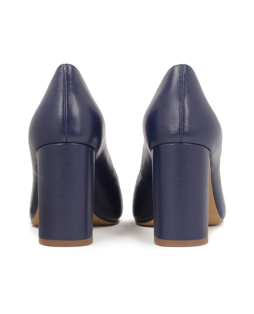 Kazar-Navy-blue-pumps-on-a-post-with-pointed-toe-noses-tmavě-modrá