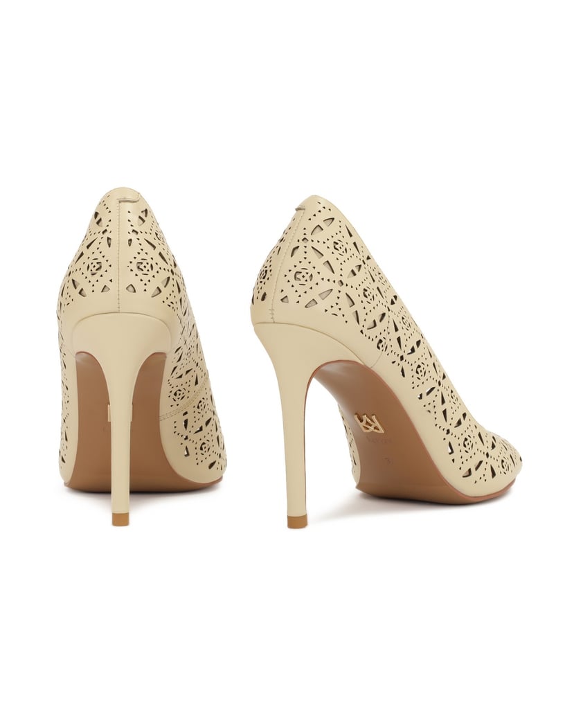 Kazar-Cremefarbene-Peep-Toe-Pumps-mit-durchbro-weiss