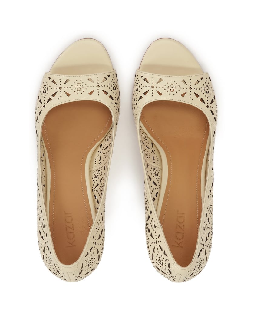 Kazar-Cremefarbene-Peep-Toe-Pumps-mit-durchbro-weiss