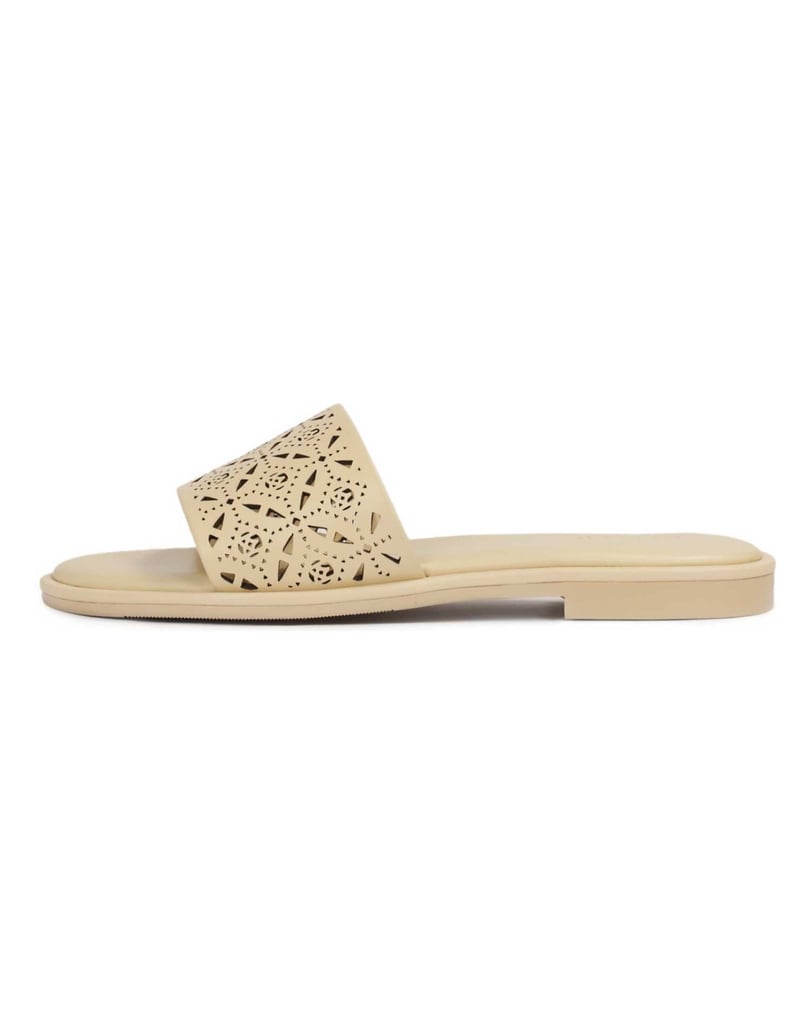 Kazar-Cream-slides-with-a-wide-strap-in-a-fine-pattern-bílá