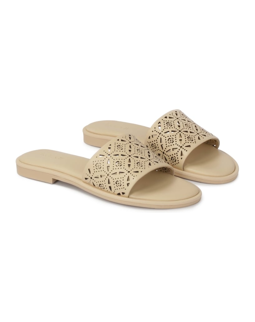 Kazar-Cream-slides-with-a-wide-strap-in-a-fine-pattern-bílá