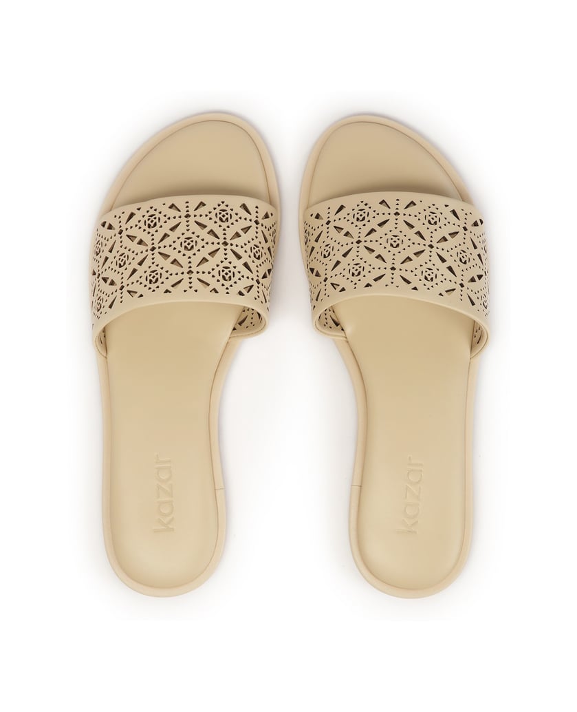 Kazar-Cream-slides-with-a-wide-strap-in-a-fine-pattern-bílá