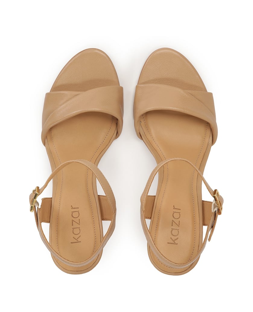 Kazar-Beigefarbene-Sandalen-mit-elegant-getrag-beige