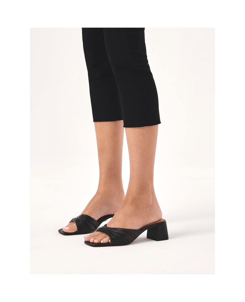 Kazar-Pantoletten-mit-Absatz-und-Crinkle-Rieme-schwarz