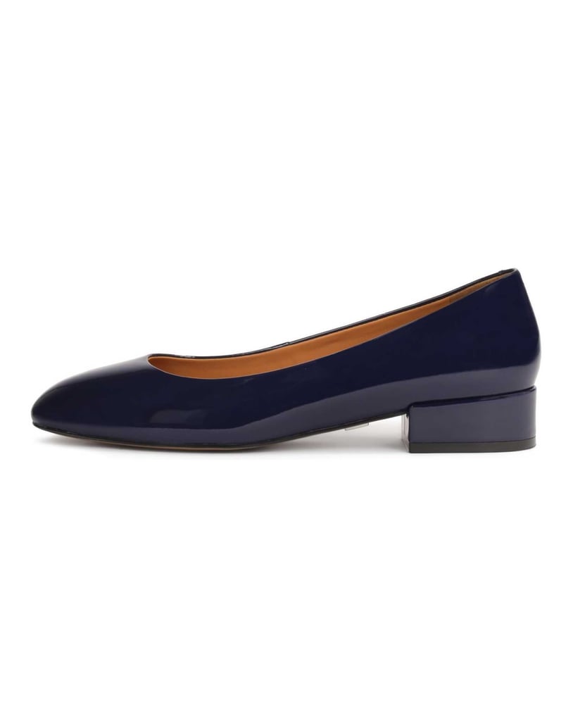 Kazar-Marineblaue-Lacklederpumps-an-einem-Pfosten-dunkelblau