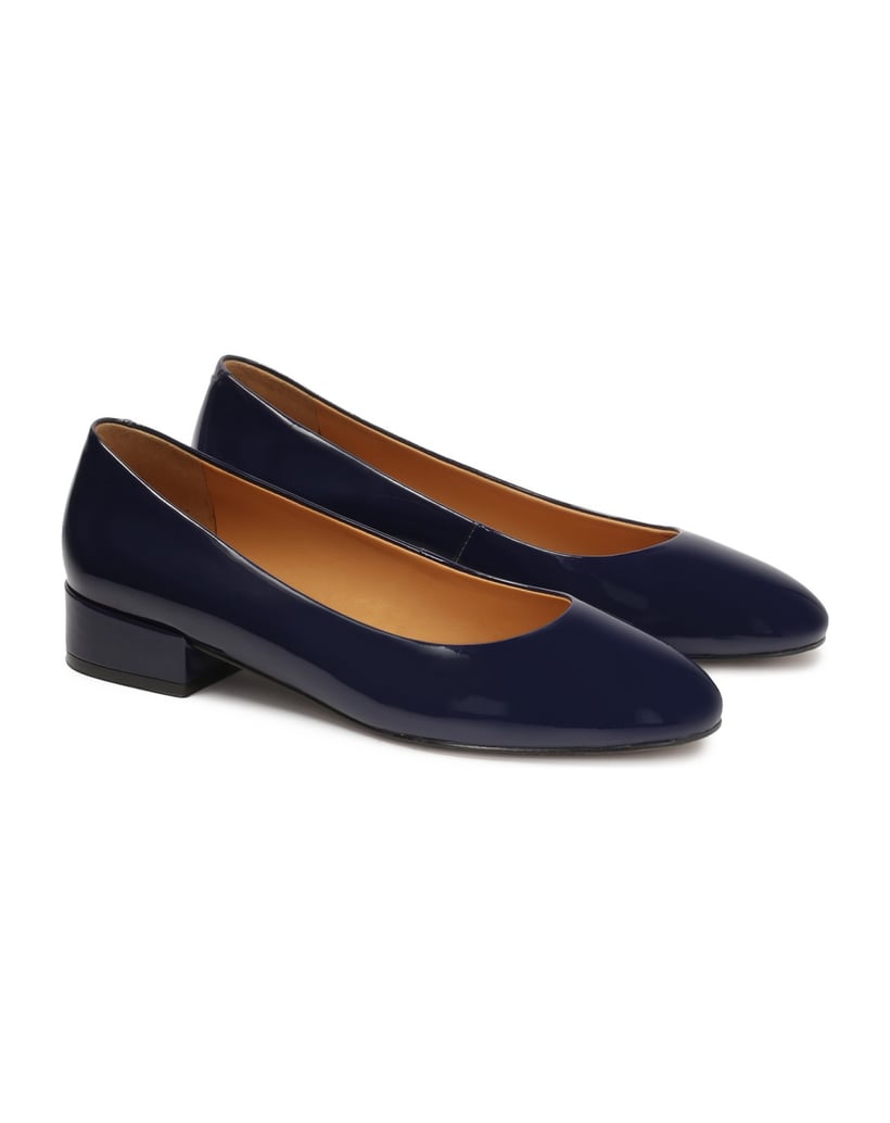 Kazar-Marineblaue-Lacklederpumps-an-einem-Pfosten-dunkelblau