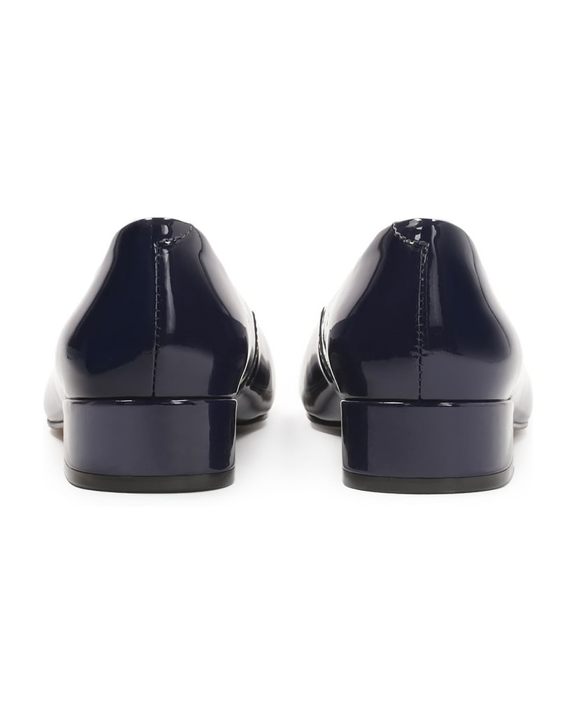 Kazar-Marineblaue-Lacklederpumps-an-einem-Pfosten-dunkelblau