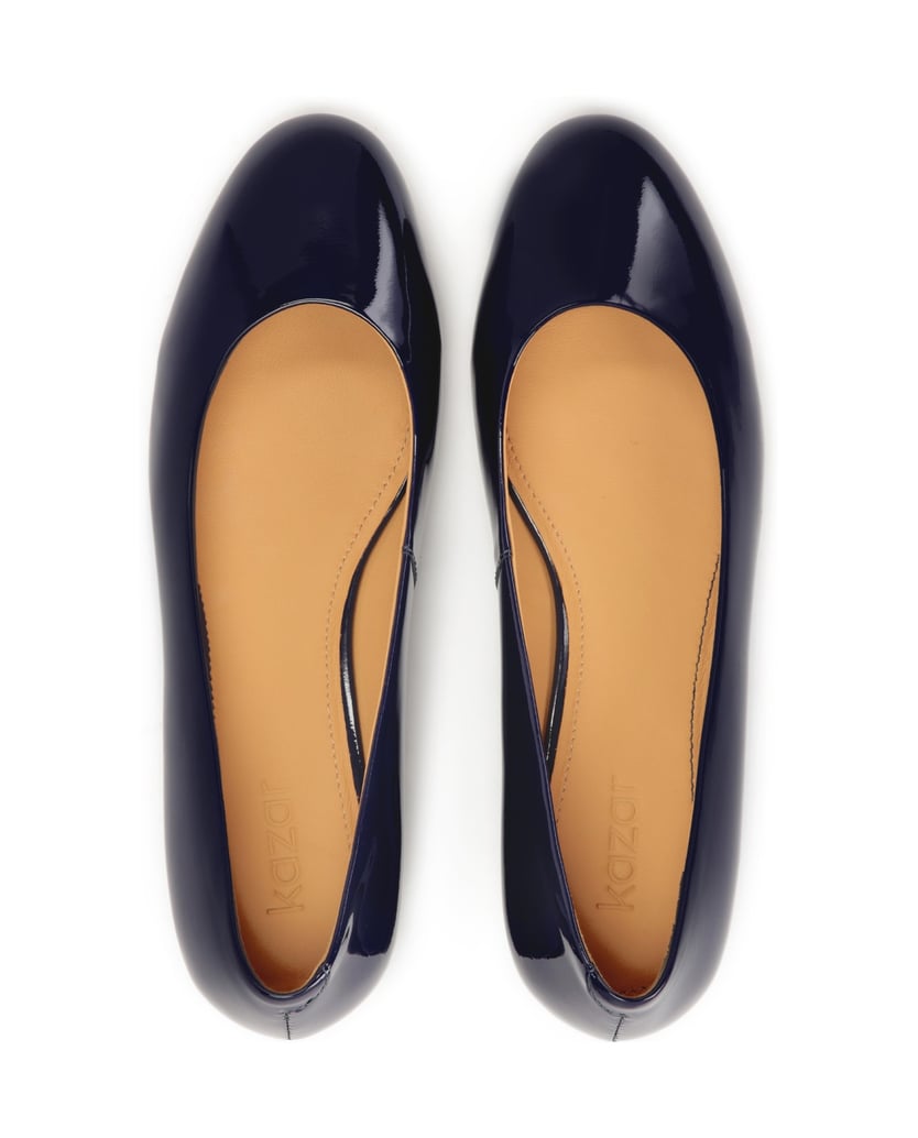 Kazar-Marineblaue-Lacklederpumps-an-einem-Pfosten-dunkelblau