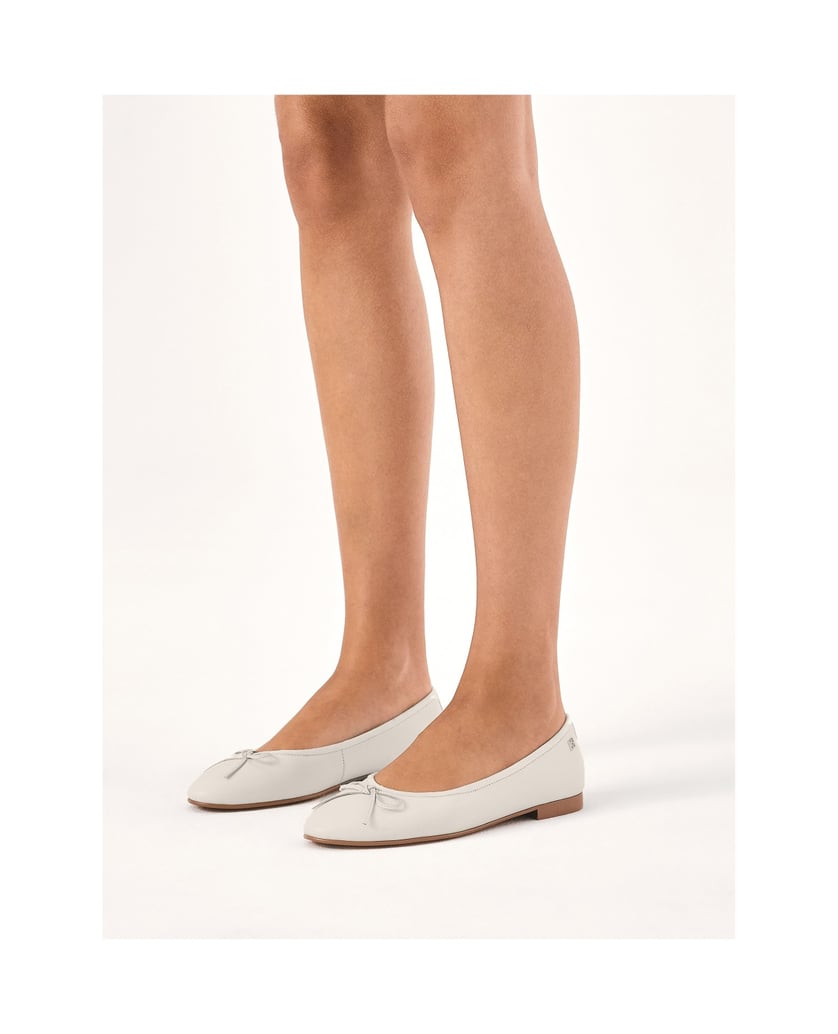 Kazar-Ballerinas-aus-weißem-Leder-mit-brauner-weiss