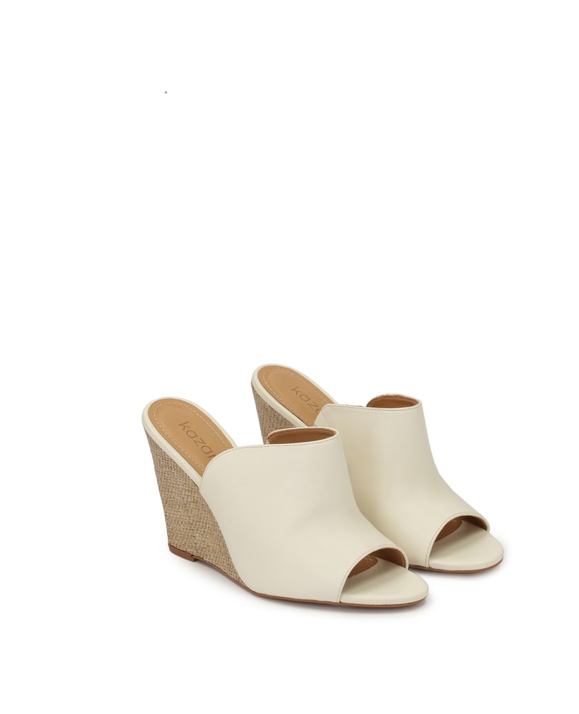 Kazar-Pantoletten-mit-breitem-Riemen-an-der-Fe-weiss