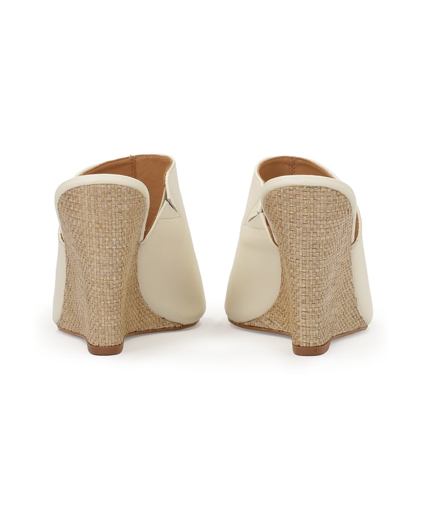 Kazar-Pantoletten-mit-breitem-Riemen-an-der-Fe-weiss