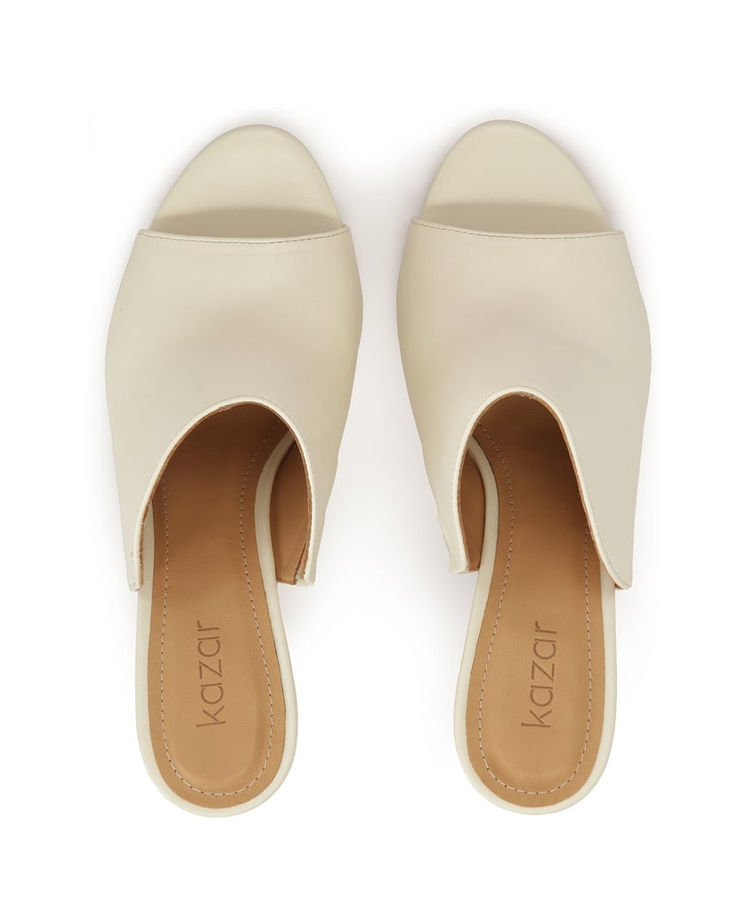 Kazar-Pantoletten-mit-breitem-Riemen-an-der-Fe-weiss