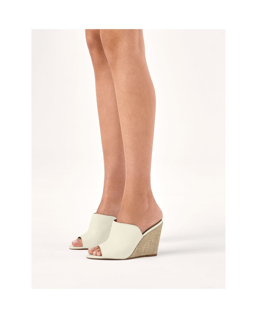 Kazar-Pantoletten-mit-breitem-Riemen-an-der-Fe-weiss