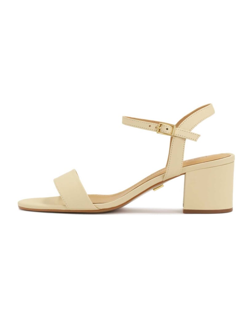 Kazar-Klassische-cremefarbene-Sandalen-auf-ein-weiss