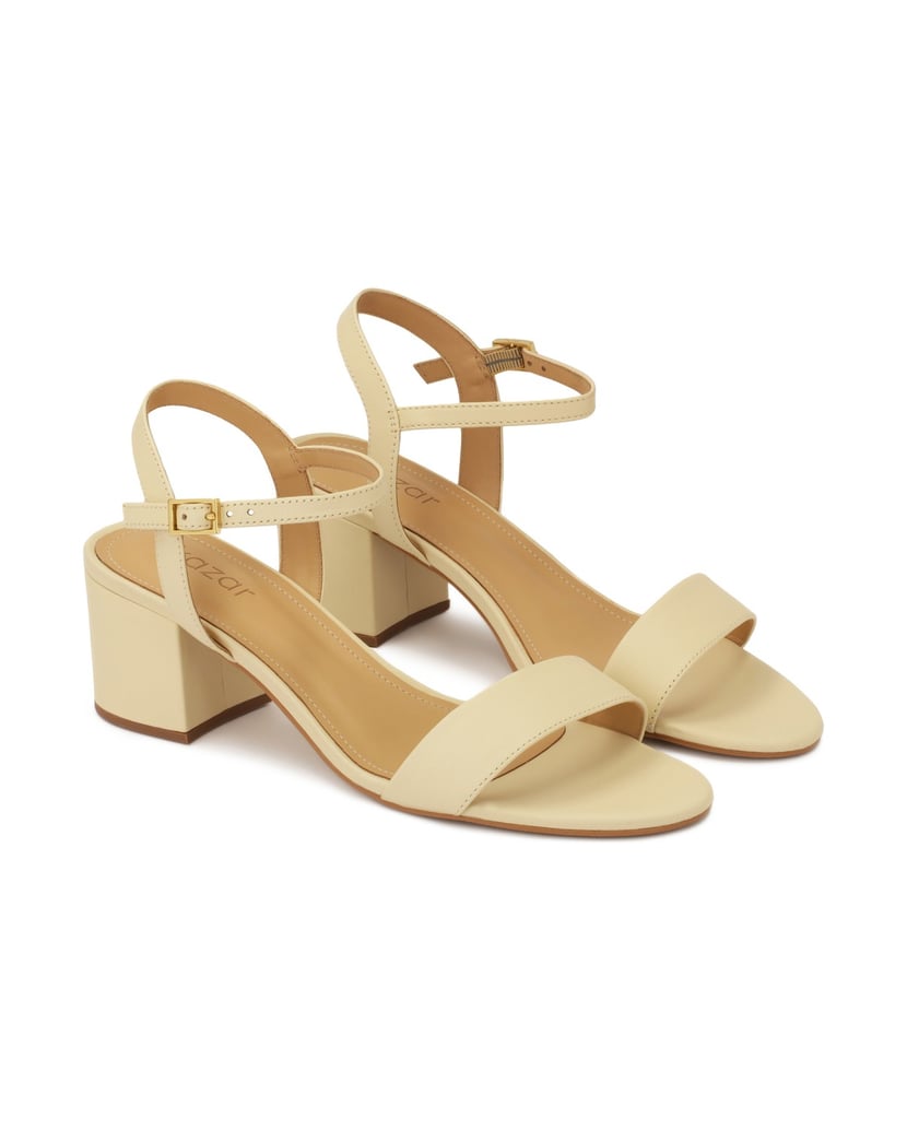 Kazar-Klassische-cremefarbene-Sandalen-auf-ein-weiss