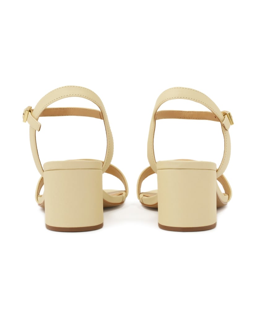 Kazar-Klassische-cremefarbene-Sandalen-auf-ein-weiss