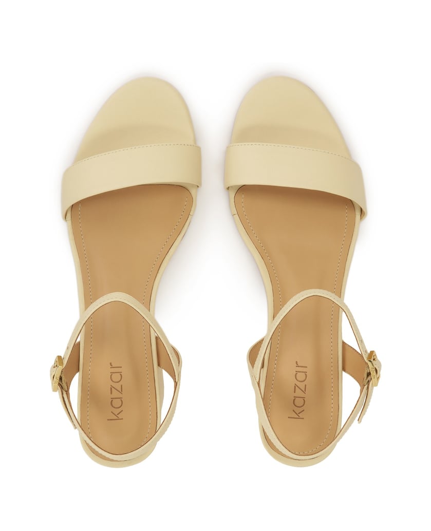 Kazar-Klassische-cremefarbene-Sandalen-auf-ein-weiss