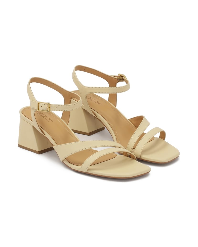 Kazar-Vielseitige-Ledersandalen-an-einem-Pfost-weiss